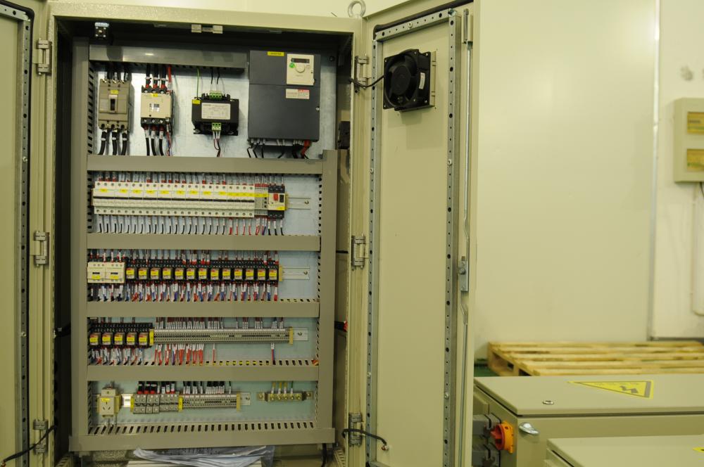 Gabinete de control eléctrico de la grúa