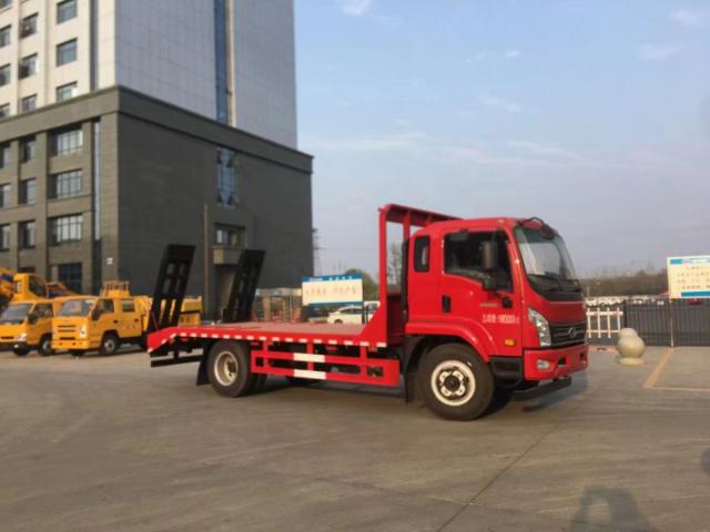 Dongfeng 4x2 شاحنة سرير مسطحة لآلات البناء