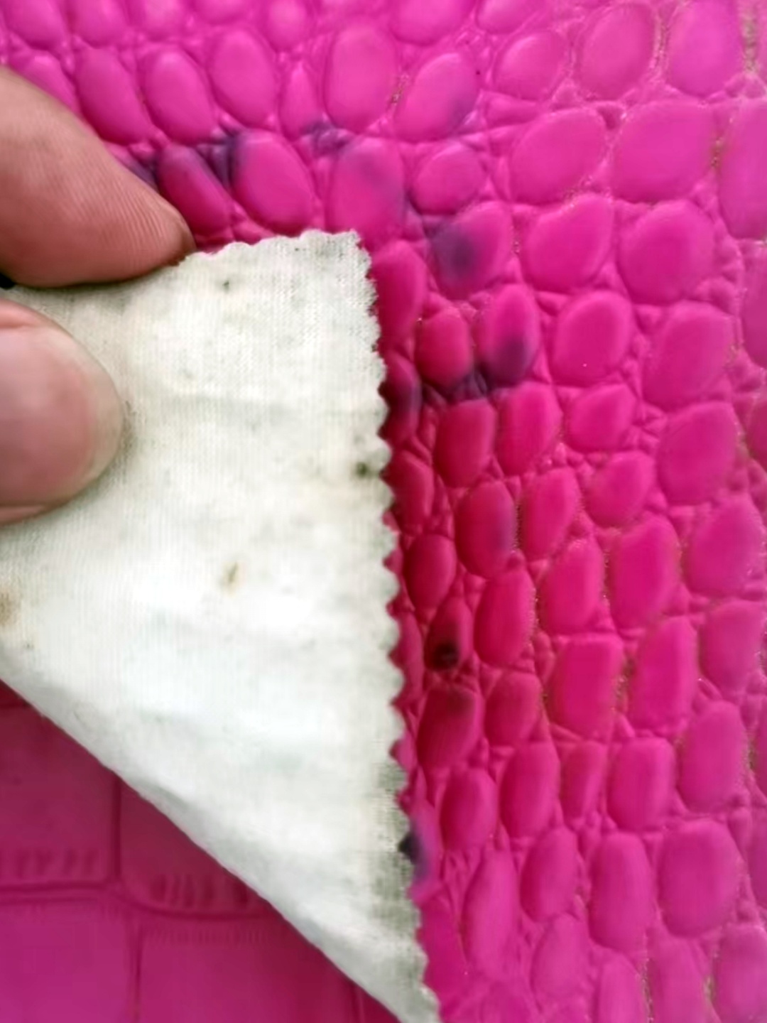 Couro sintético em relevo à prova de arranhões e retardante de fogo