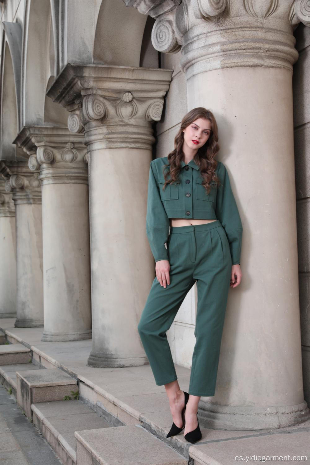 Chaqueta y pantalón verde militar para mujer