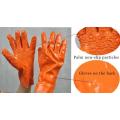 Orange PVC-beschichtete Handschuhe-Chips auf der Handfläche