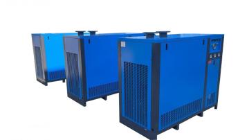 Air-cooled refrigerated compressed air dryer