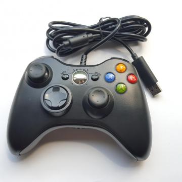 Pengontrol Berkabel Microsoft Xbox 360 Hitam dan Putih