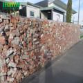 Gabion-Korb-Wand mit Zaun auf die Oberseite