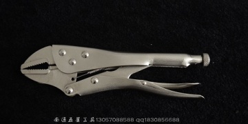 Straight jaws locking pliers