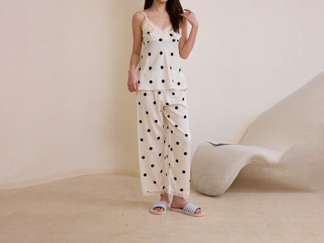 Nachthemd-Set aus gepunktetem Satin mit Spitzenbesatz Lace Trimmed Polka Dot Satin Nightgown Set
