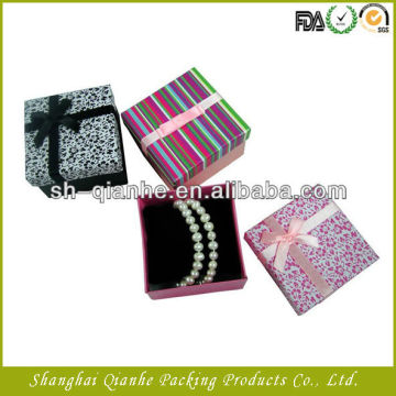 necklace box / bracelet box, box with lid