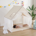 I bambini della casa dell&#39;interno ed all&#39;aperto giocano la tenda dei bambini