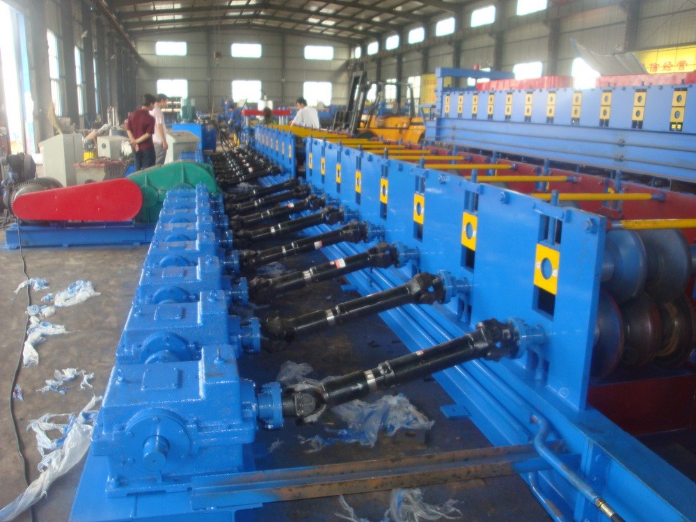 China 4mm Two Waves Highway Guardrail Barrier Roll Forming Machine