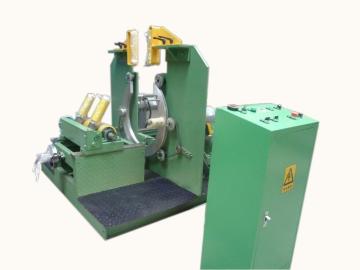 Vertical wrapping machine with turntable