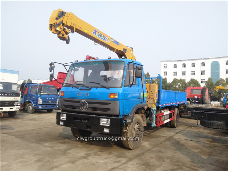 Dongfeng Chassis Telescoping Boom Truck Crane مثبتة
