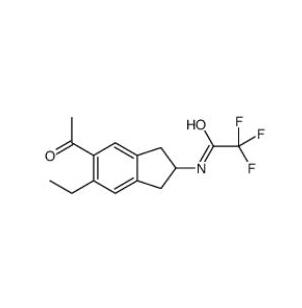 アセトアミド、N-（5-アセチル-6-エチル-2,3-ジヒドロ-1H-インデン-2-イル）-2,2,2-トリフルオロ -  CAS 601487-89-2