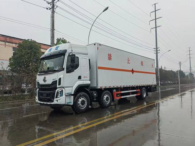 شاحنة تسليم البضائع الخطيرة في Dongfeng