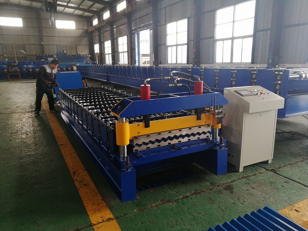 Hydraulic drive corrugated roof panel roll forming machine