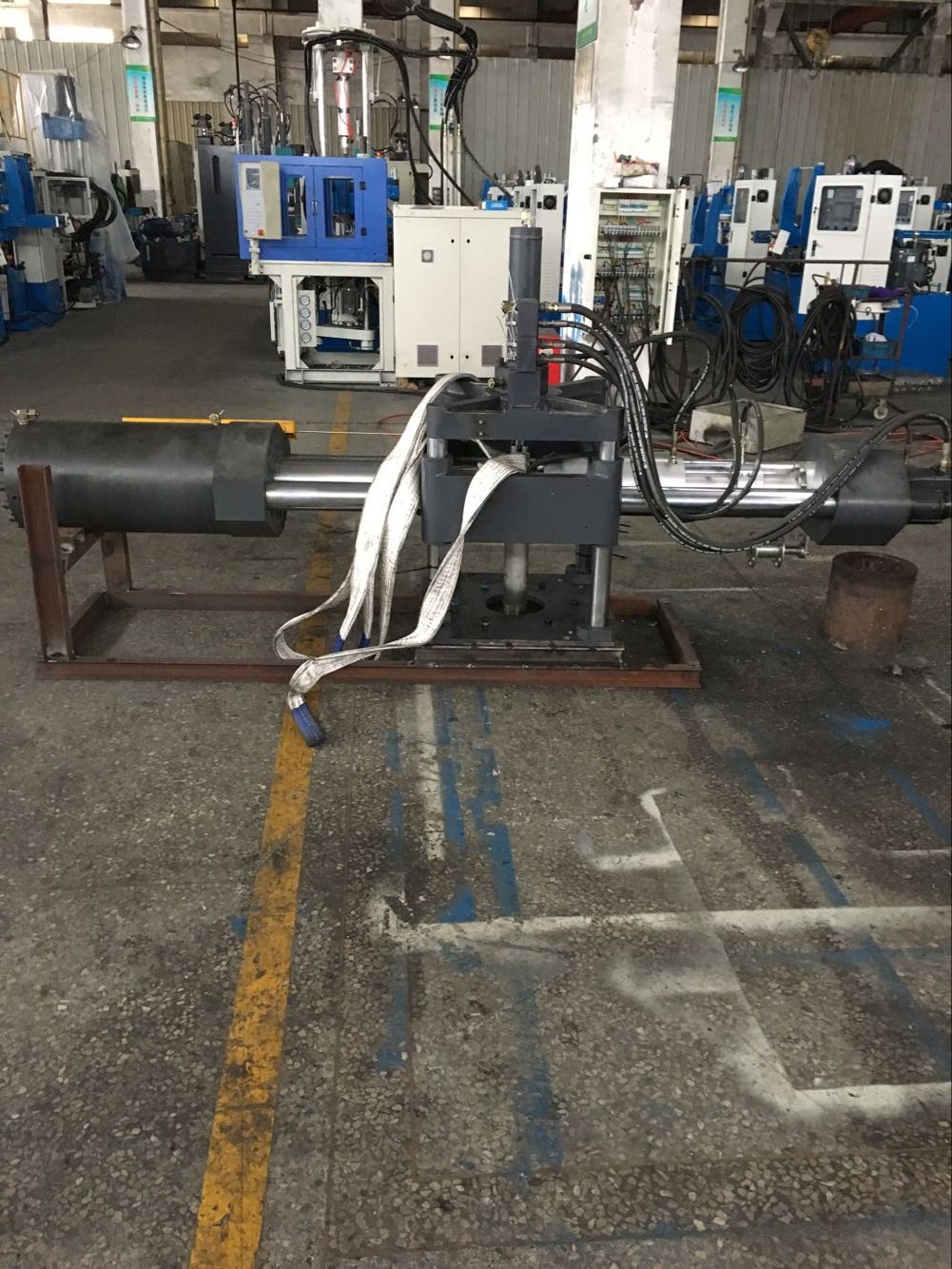 FIFO type rubber injection molding machine