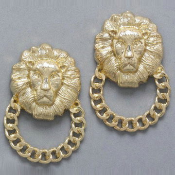 Man gold leopard stud earring with chain around0