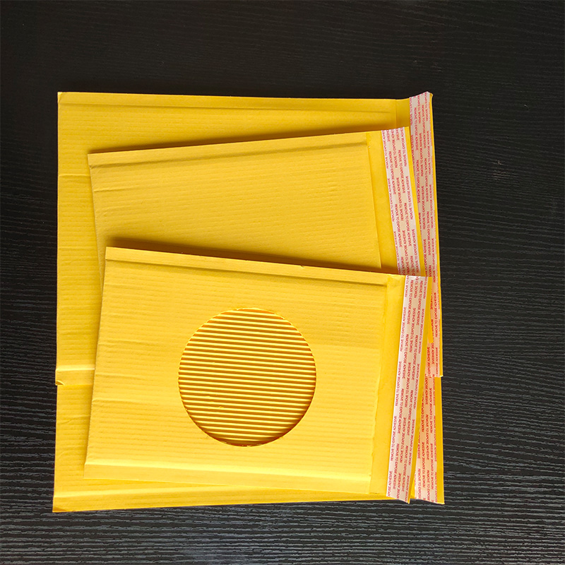 Geri dönüştürülmüş oluklu yastıklı zarflar postalar yapım makinesi