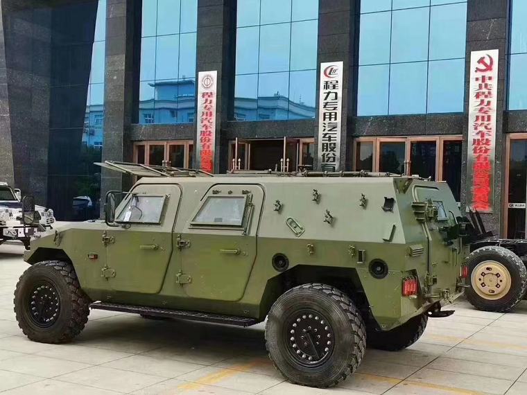 شاحنة دلو معزولة منصة 4x4