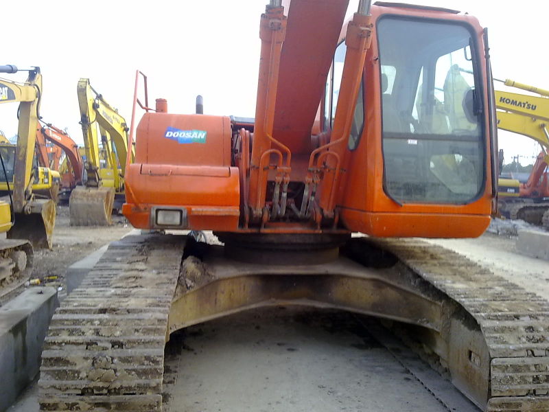 Second-Hand Hydraulic Doosan Crawler Excavator (220-7)