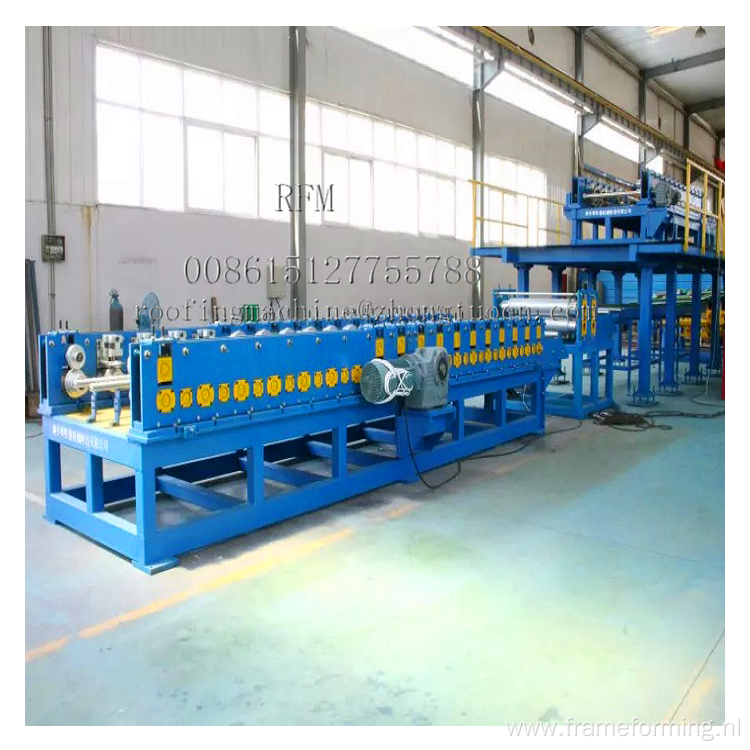 Sandwich panel roof forming machine