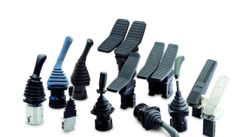 Crawler Crane joysticks and pedals with FUWA programs
