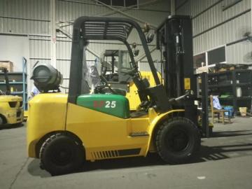 Gasoline Forklift 2.5 Ton LPG Forklift Truck