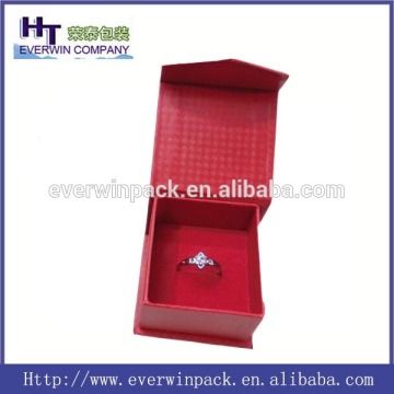 Foldable cardboard ring box