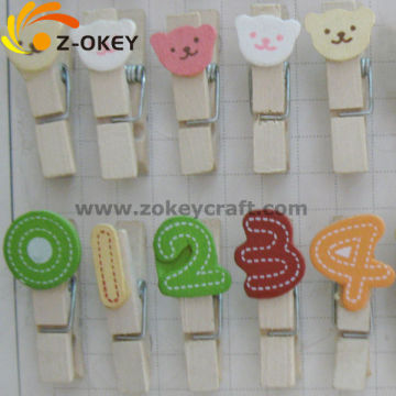 Silk screening clips in wooden material with numbers shape