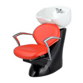 Shampooing et chaise coiffante dans le salon