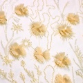 Tissu à paillettes florales en dentelle jaune maigre