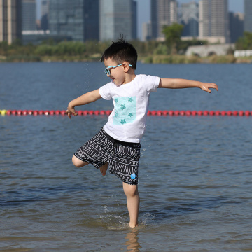 Schwimmwasserabweisende Kinder, die kurz schwimmen