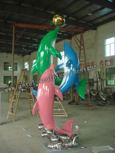 Patung multicolor Dolphin