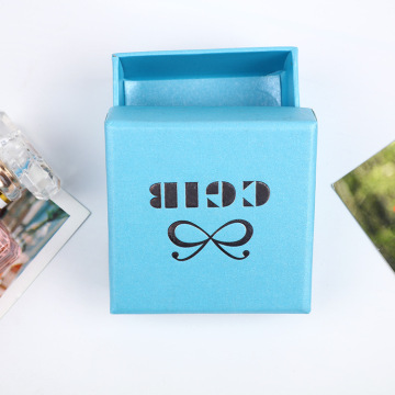 Packaging di gioielli personalizzati in carta azzurra azzurra