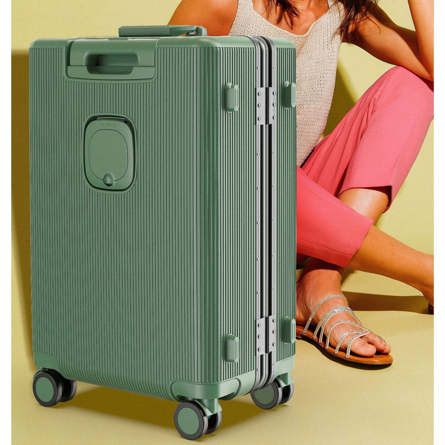 กระเป๋าเดินทางพร้อมกรอบอลูมิเนียม Suitcase With Aluminum Frame