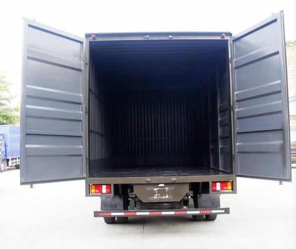 Cheap price HOWO 4x2 light duty 6 tons van cargo truck