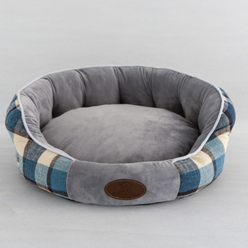 Model of Deep Grey Cat's Nest Cushion Plaid