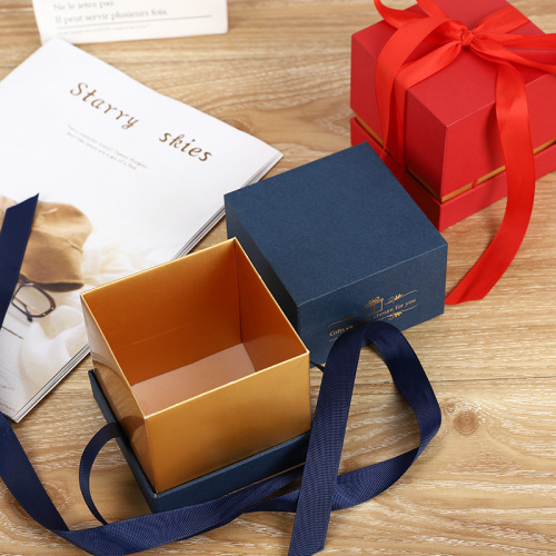 Προσαρμοσμένο τετράγωνο κουτί δώρων με κορδέλα