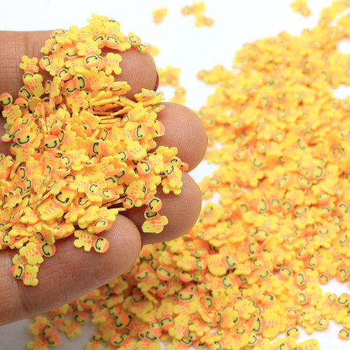 Arcilla polimérica en forma de hombre de pan de jengibre amarillo de gran venta para adornos hechos a mano decoración de vacaciones o arte de uñas