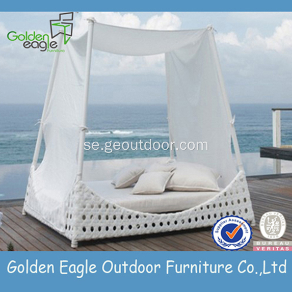 White Wicker Outdoor Side Sunbed med baldakin