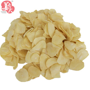 Dried garlic flakes without roots