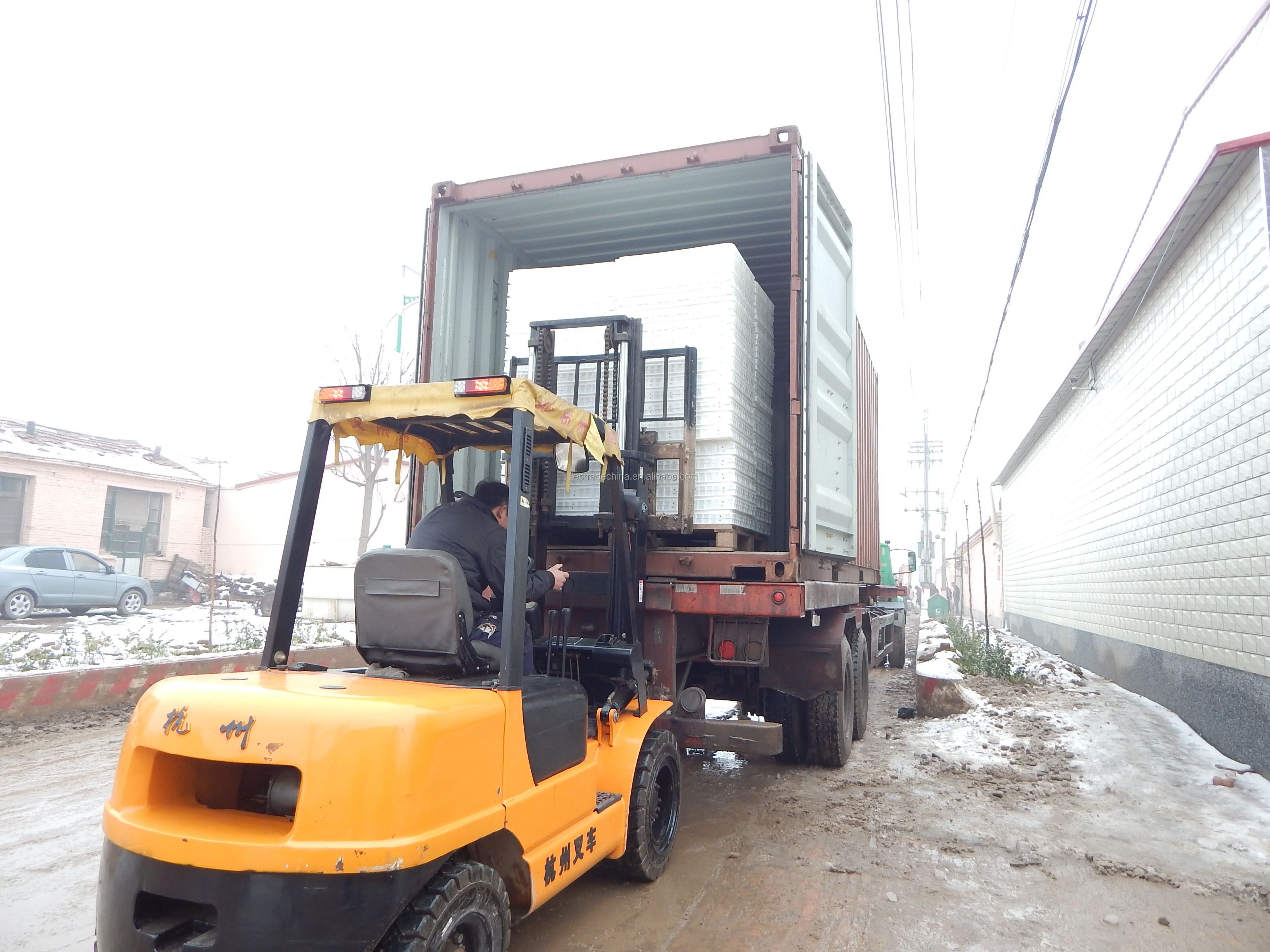 Plastic transport cage for chicken