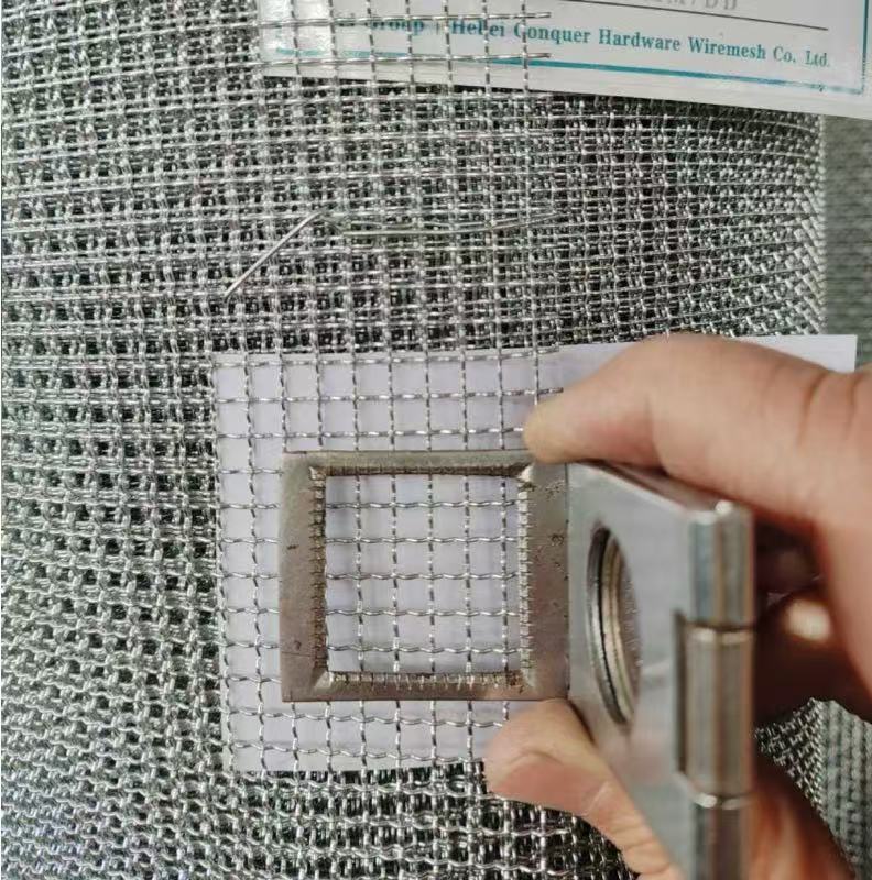 Kontrola karbowanej siatki drucianej – ANJIA Steel crimped wire mesh count magnifier inspection – ANJIA Group