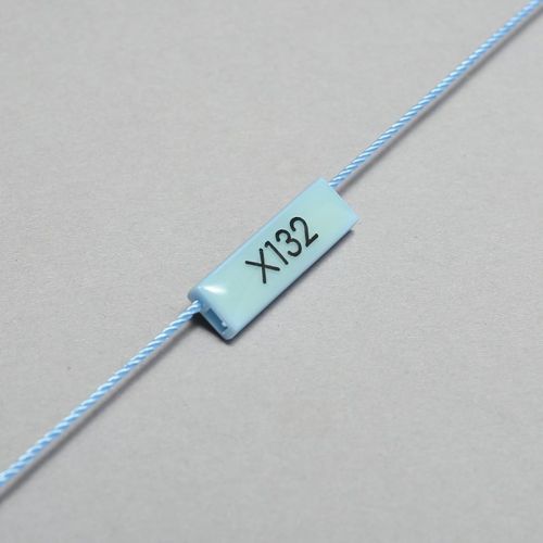 Pabrik memberikan tag penjualan dengan tali untuk pakaian