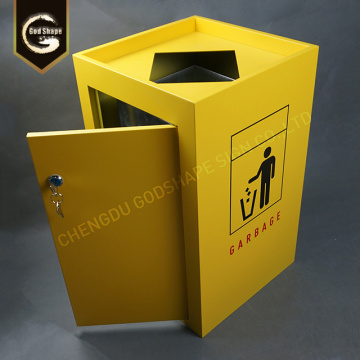 Poubelles en métal jaune