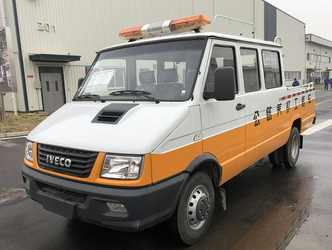 شاحنة IVECO ذات سقف عالي 9 مقاعد