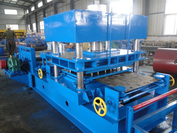 China 4mm Two Waves Highway Guardrail Barrier Roll Forming Machine