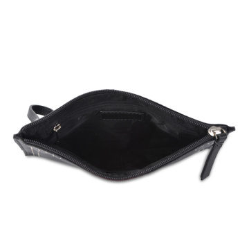 Pochette in pelle verniciata nera lucida con rivetti