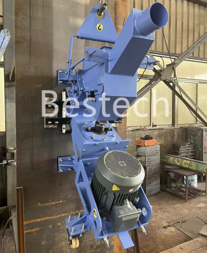 Vertical shot blasting cleaning machine for large storage tanks