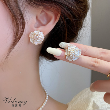 Elegant Metal Drip Oil Pearl Camellia Stud Earrings