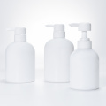 Bouteille de shampooing et gel douche et bouteille de désinfectant pour les mains